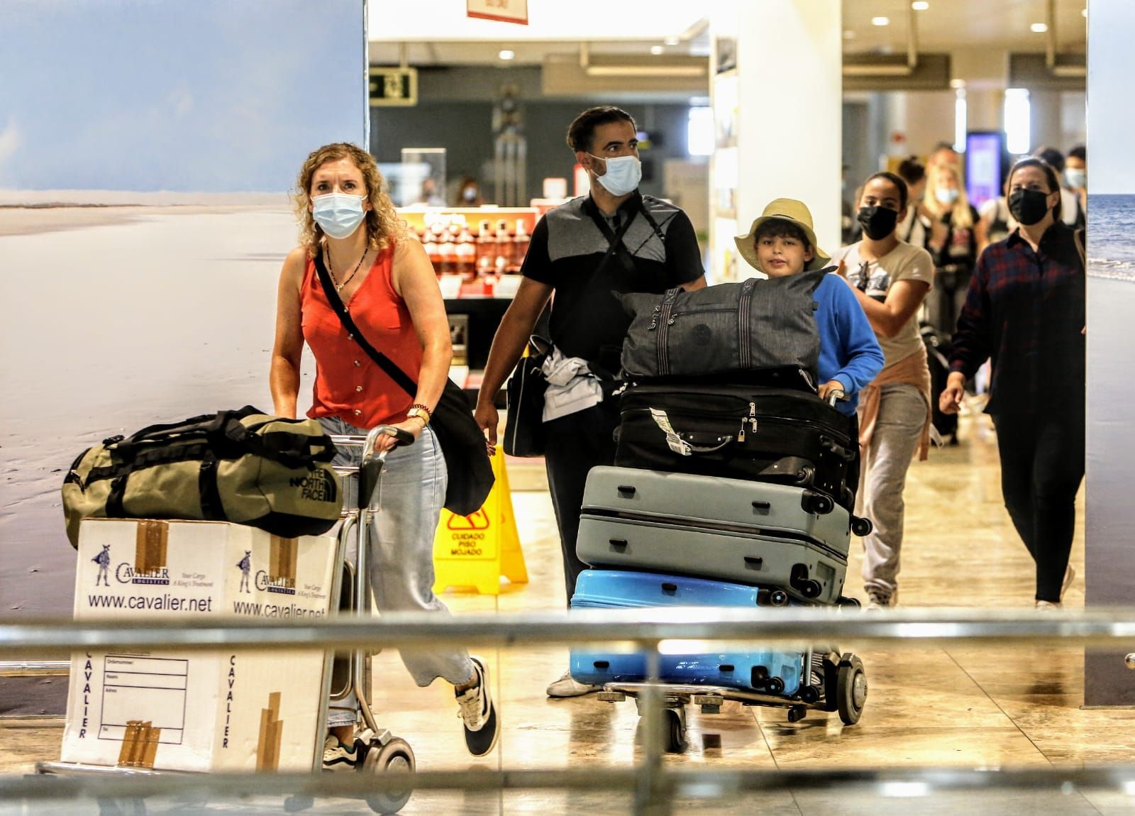 Llegada de turistas al aeropuerto y la estación de Adif en Alicante