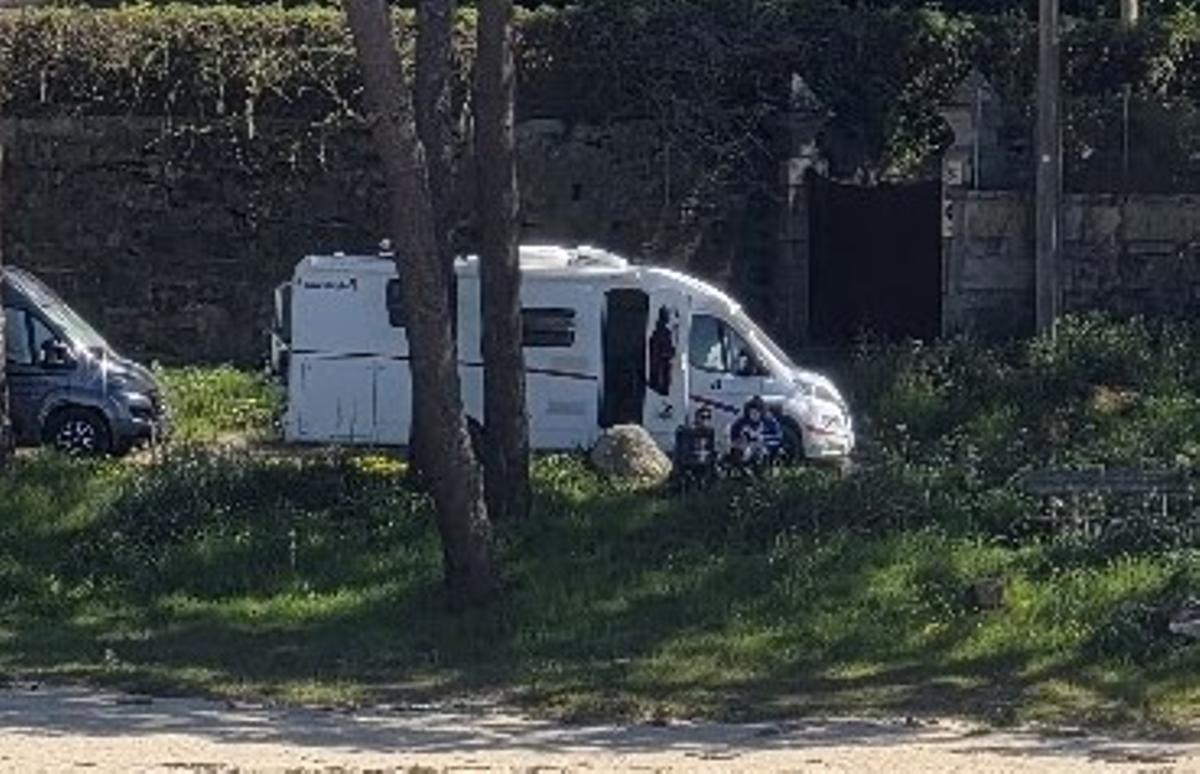 Autocaravanas en la playa de As Pipas.
