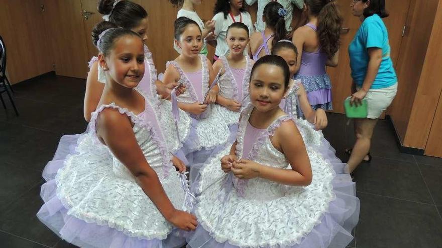 Las bailarinas momentos antes de su actuación.