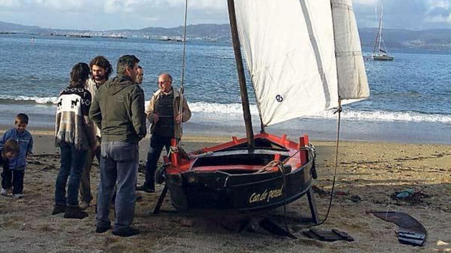 En la playa se podían ver algunos de los barcos tradicionales.  // C.G.