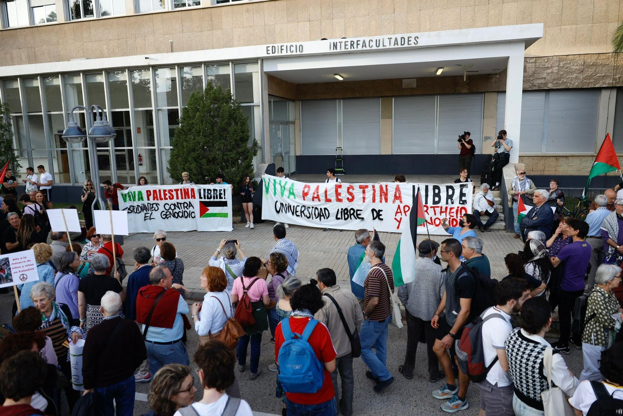 En imágenes | Decenas de estudiantes se encierran “de manera indefinida” en Interfacultades en apoyo a Palestina