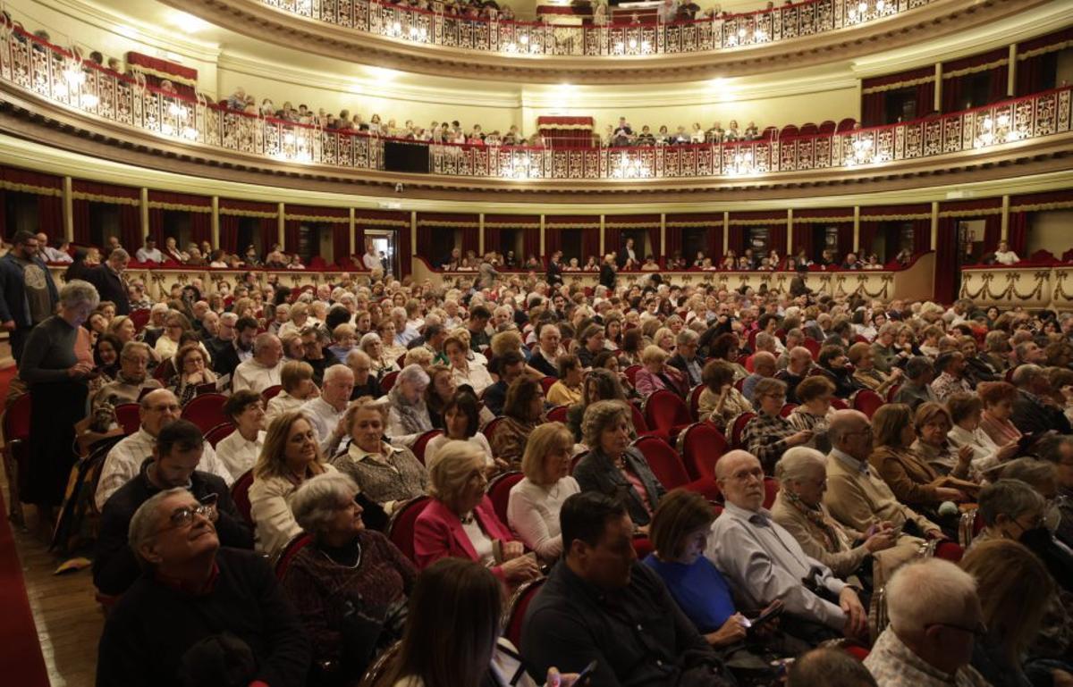 El público, al inicio de la gala lírica «Las dos orillas». | JUAN PLAZA
