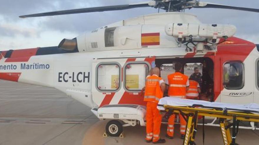 Sanitarios del SAMU con el herido en el helicóptero de Salvamento Marítimo en l&#039;Altet.