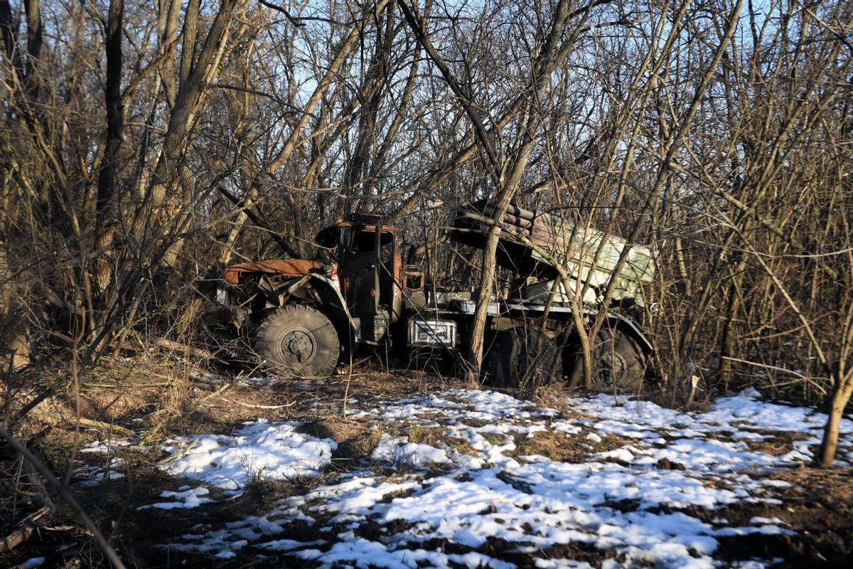 Vehículo militar ruso destruido en la aldea de Lisne, cerca de Kharkiv, Ucrania
