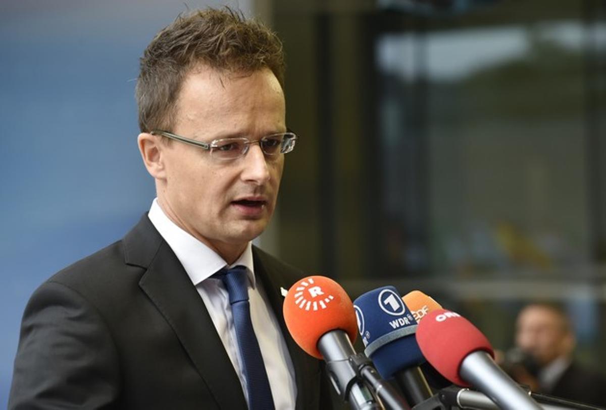 Péter Szijjártó, ministre d’Exteriors d’Hongria, atén els periodistes a Luxemburg, aquest dissabte.