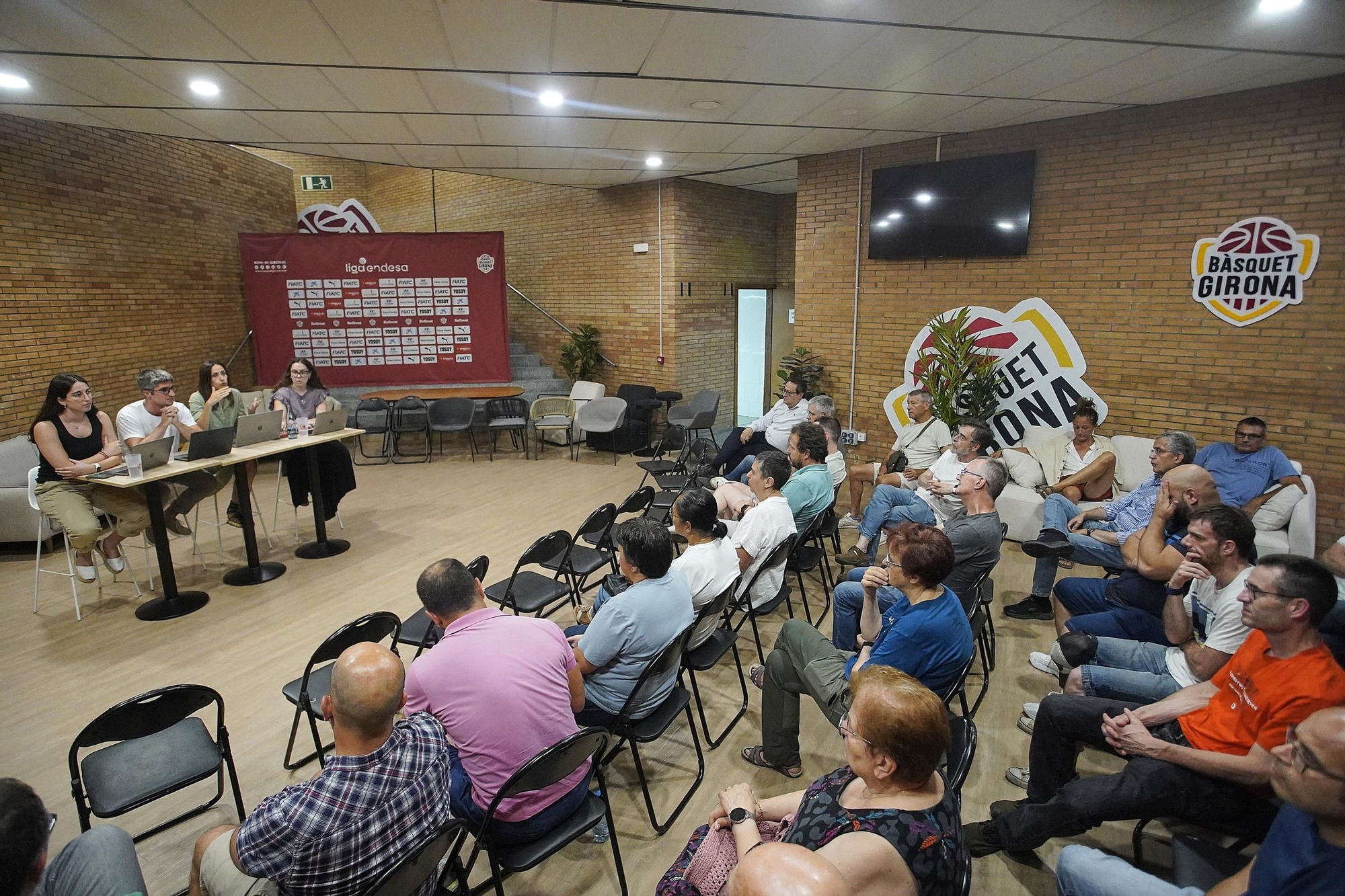 Les fotos de la sessió oberta d’atenció a l’abonat del Bàsquet Girona