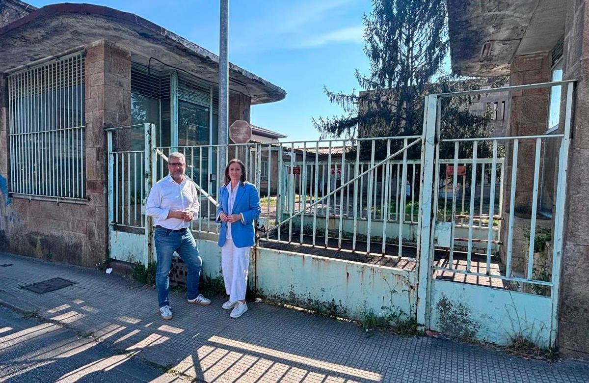 Sánchez (d.) y Martín, ante el centro de la Avenida de Madrid.