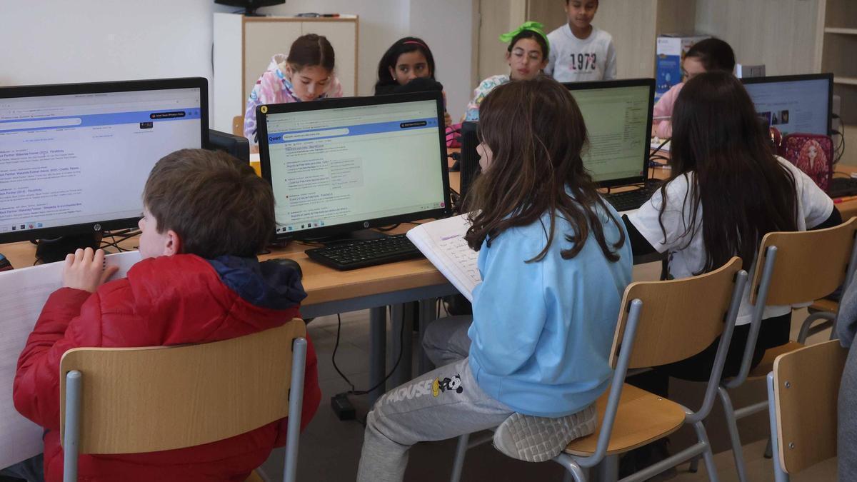 Alumnos ante los ordenadores en un colegio.
