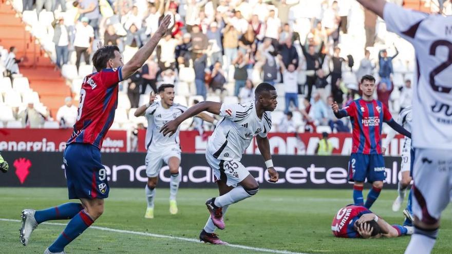 Kofane, tras el 2-2 con las protestas de Enrich y Abad y Unzueta dolido en el suelo.