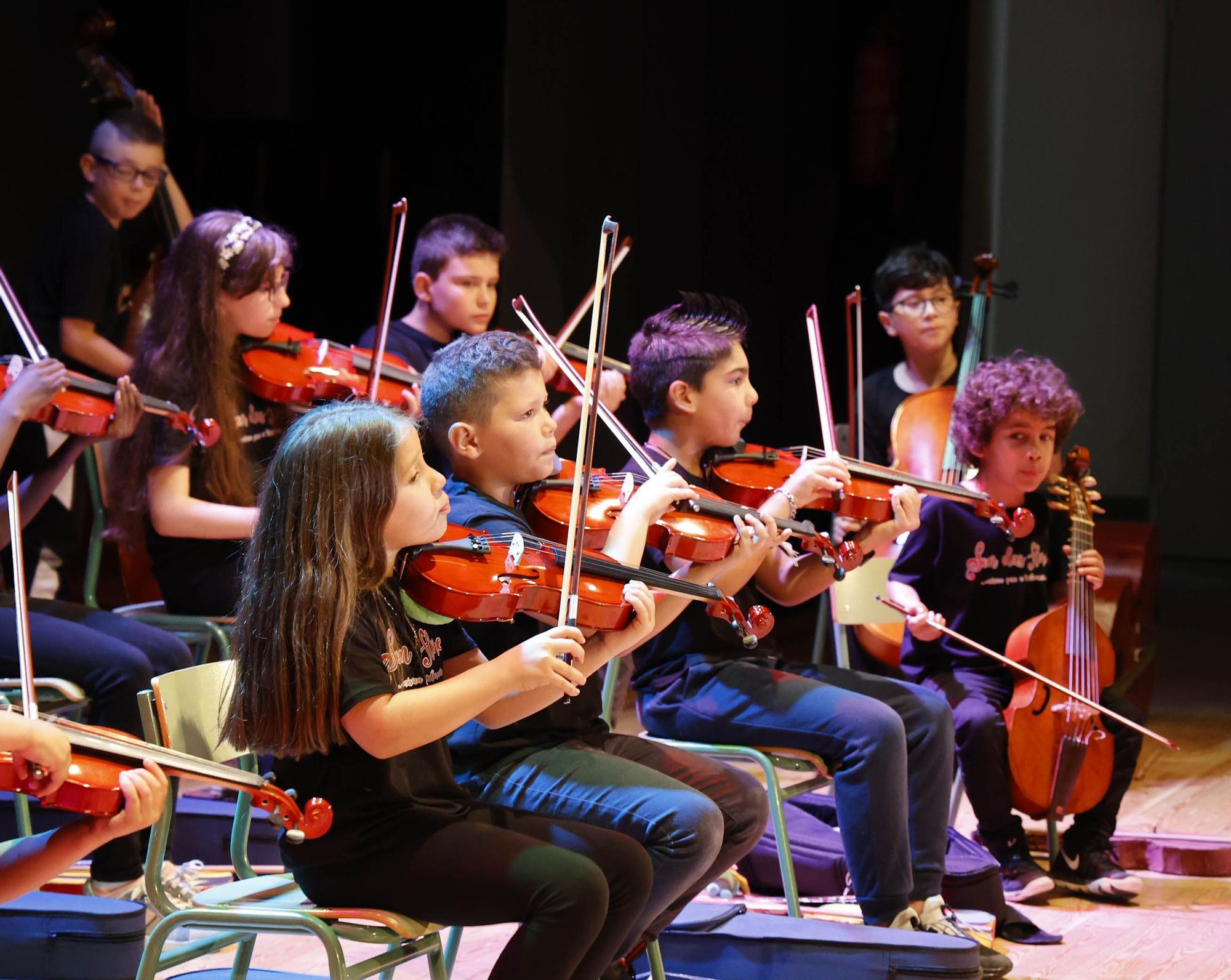 Primer concierto de la orquesta 'Son das Flores' del CEIP Vicente Risco, en junio de 2022