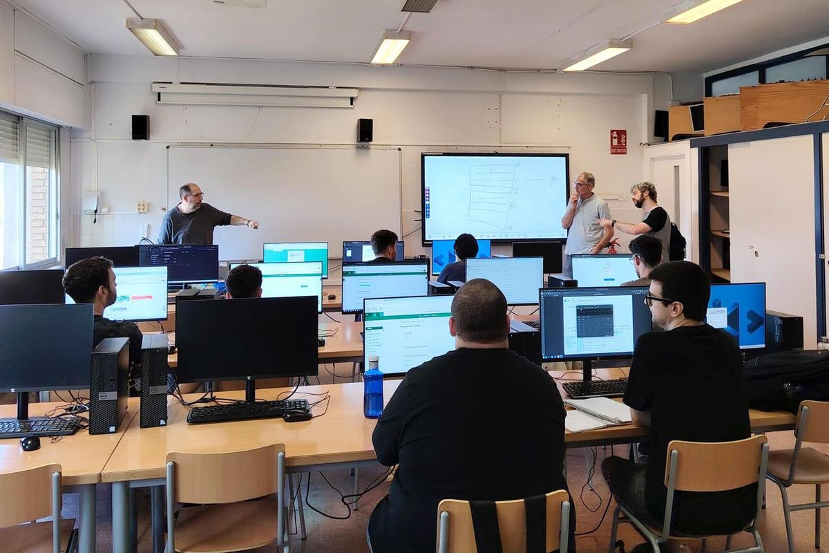 Estudiantes del IES de Paiporta en la XII edición de ProgramaMe Online.