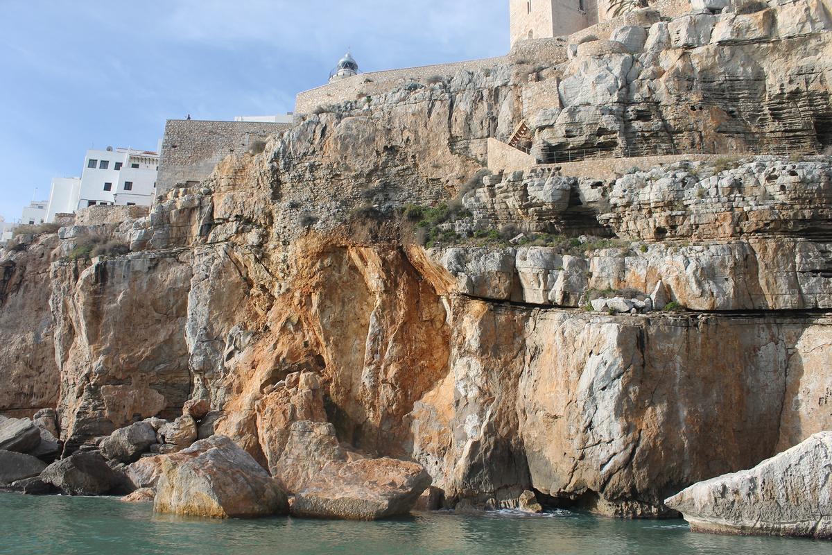 El desprendimiento de rocas (imagen de detalle) requiere actuaciones para proteger el tómbolo de Peñíscola.