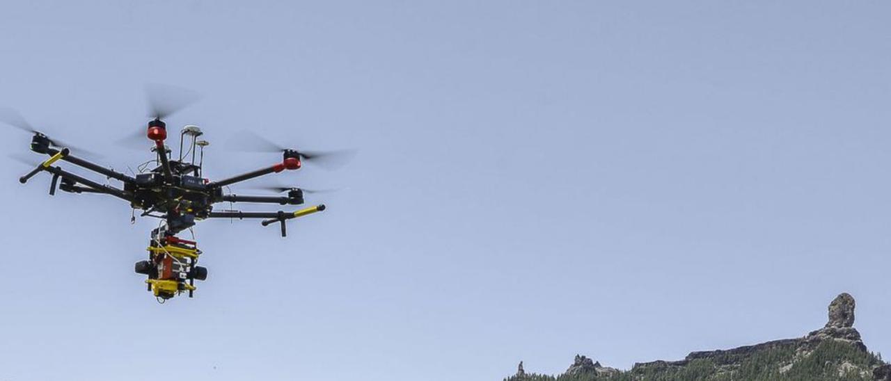 Un dron chequea un viñedo en la cumbre con una cámara hiperespectral.