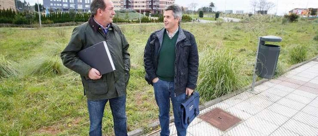 Por la izquierda, Francisco Sánchez y Miguel García, ayer, en los terrenos de La Magdalena.