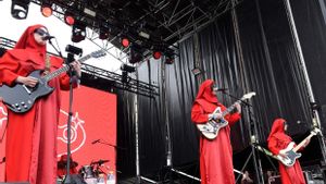Shego, vestidas de monjas durante su actuación en el Warm Up 2025.