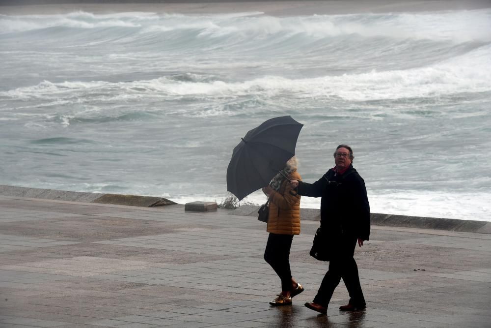 La costa de A Coruña, en alerta naranja por oleaje