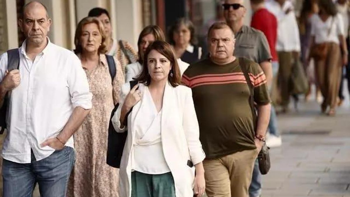 La delegación asturiana de la FSA, llegando a Ferraz, con Adriana Lastra a la cabeza