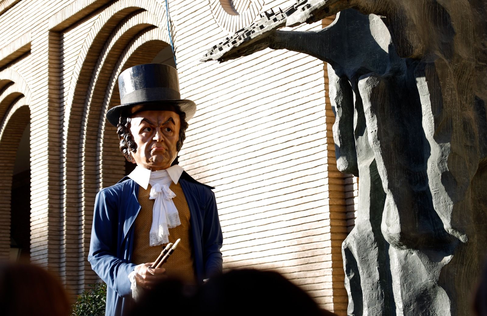 En imágenes | La comparsa de gigantes y cabezudos se da un baño de masas