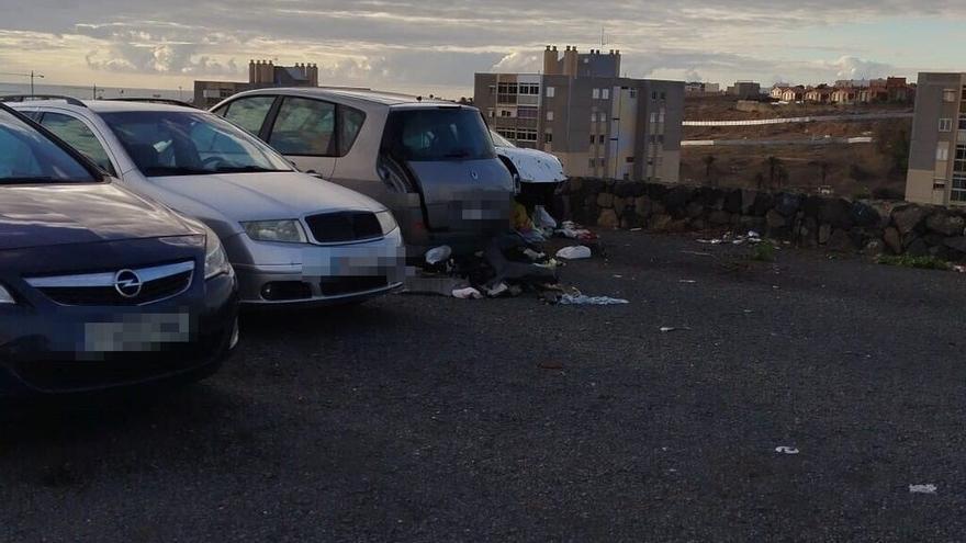 Vecinos de Jinámar exigen la retirada de coches abandonados