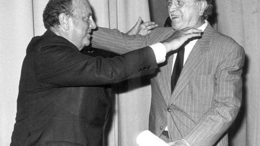 Manuel Fraga y Gerardo Fernández Albor se saludan. // Magar