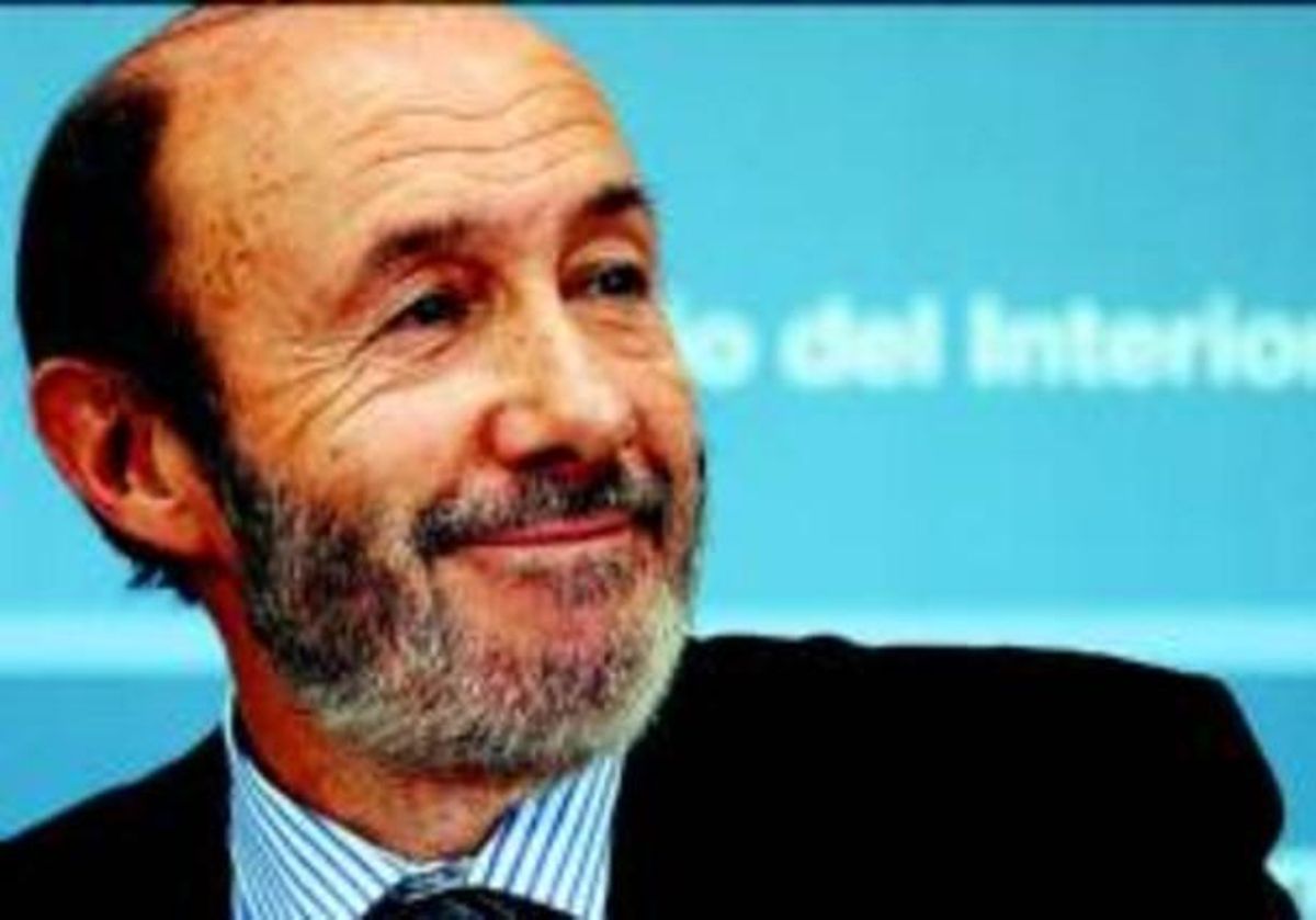 Satisfacció Alfredo Pérez Rubalcaba, ministre de l’Interior, durant la roda de premsa d’ahir. Satisfacció Alfredo Pérez Rubalcaba, ministre de l’Interior, durant la roda de premsa d’ahir.