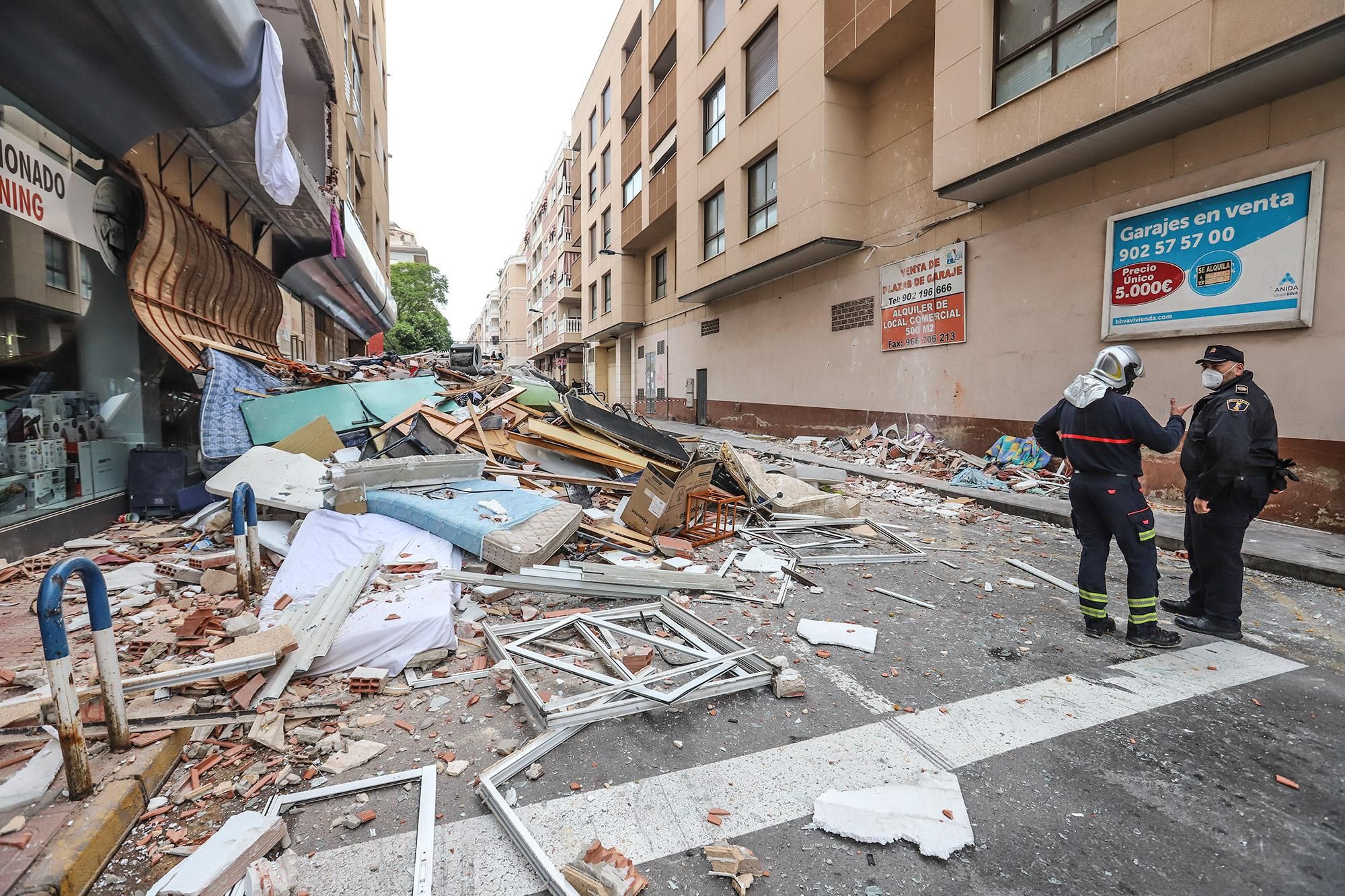 Una gran explosión destroza un edificio de Torrevieja