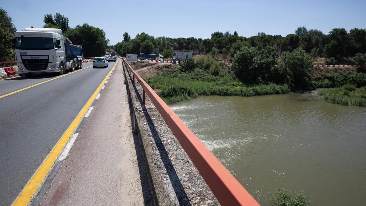 Archivo - Camiones a su paso por el puente de Zulema durante el día del inicio de las obras de su renovación, a 14 de julio de 2025, en Alcalá de Henares, Madrid (España).