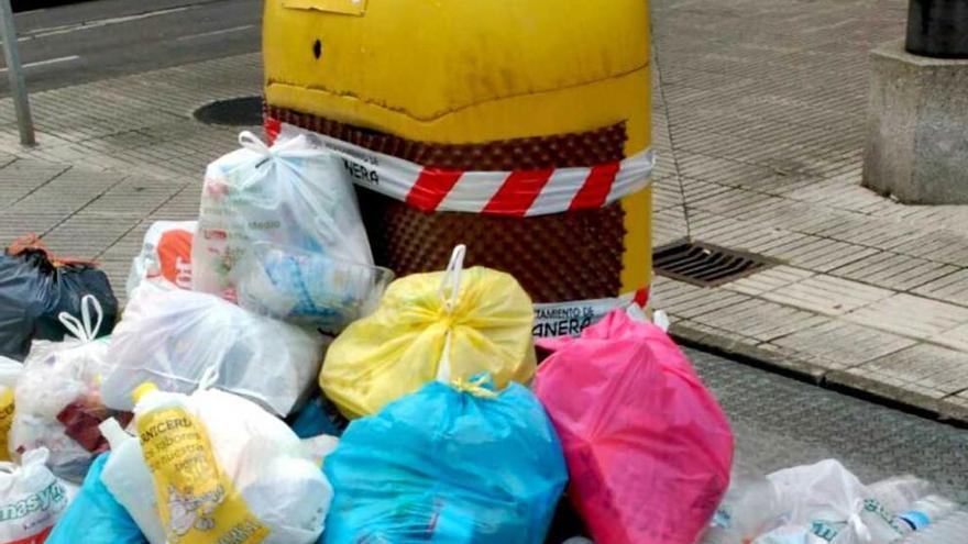 Un contenedor sellado provoca acumulación de basura en Lugo