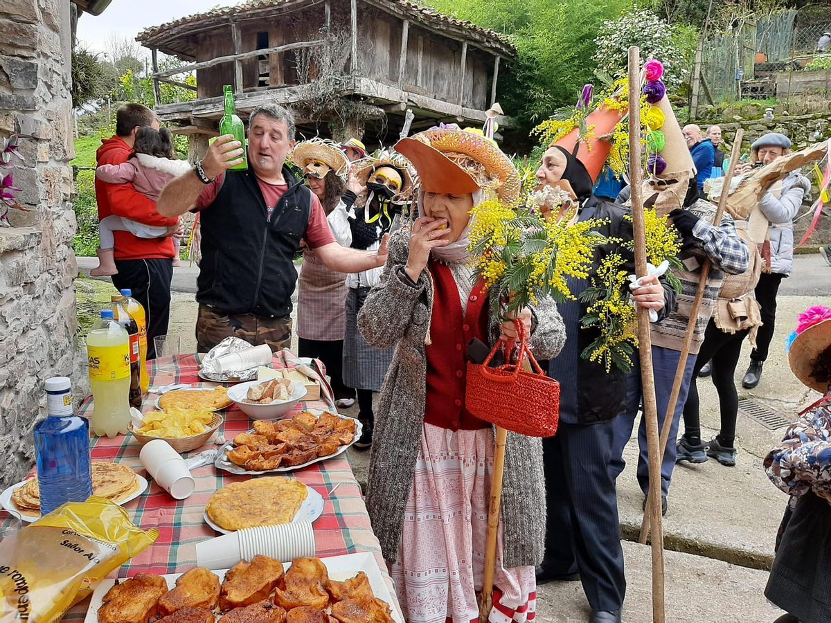 Los Mazacaraos invaden Rozaes para recuperar una tradición que goza de buena salud: el Domingo´l Gordu de la parroquia, en imágenes