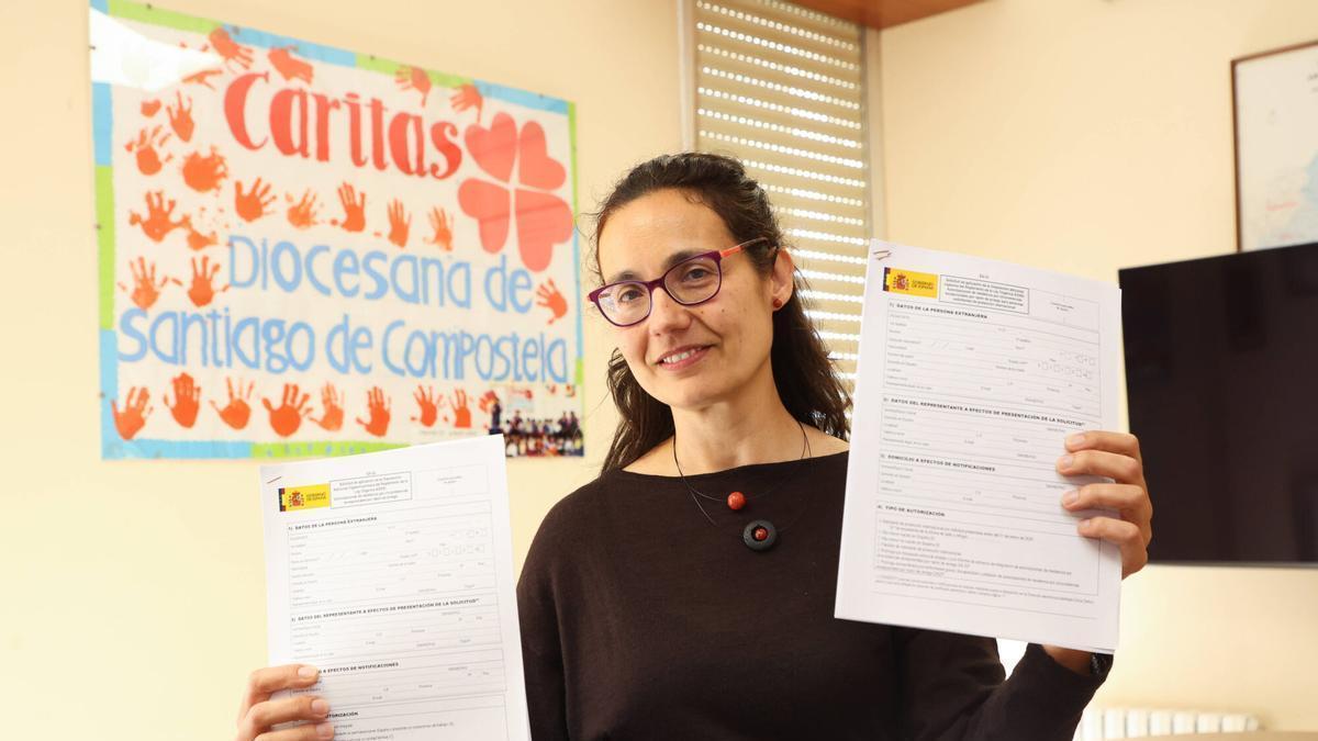 Beatriz García, asesora jurítica de Cáritas Diocesana de Santiago, con los cuestionarios que deben rellenar quienes presentan la solicitud