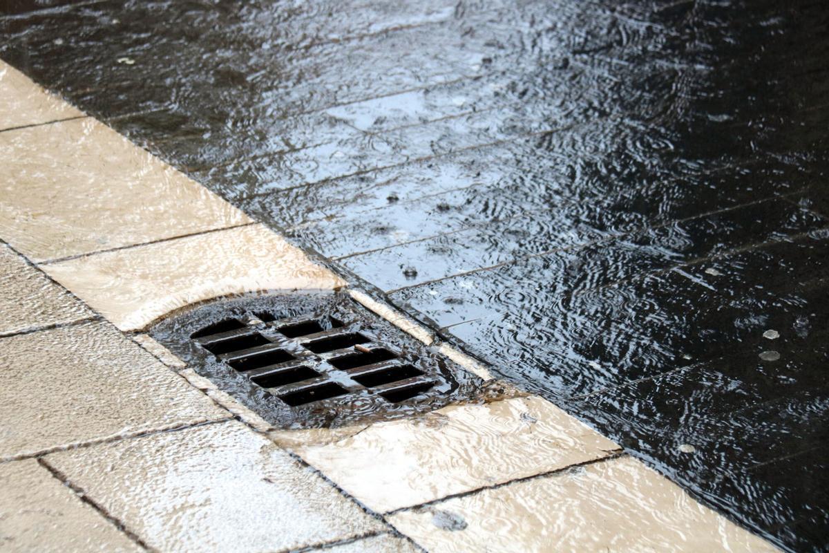 La llevantada va prenent força aquest dilluns i ja acumula quantitats de precipitació superiors als 70 litres a l'Empordà i onades de més de quatre metres a la Costa Brava.