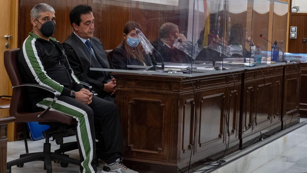 Montoya junto a su abogado y a los letrados de las acusaciones particular y pública en el juicio.