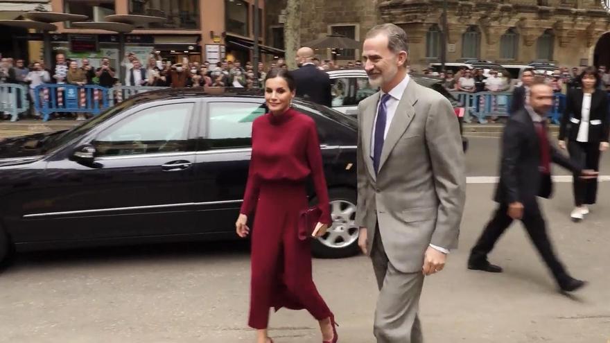 La Reina Letizia deslumbra con un vestido rojo en Mallorca