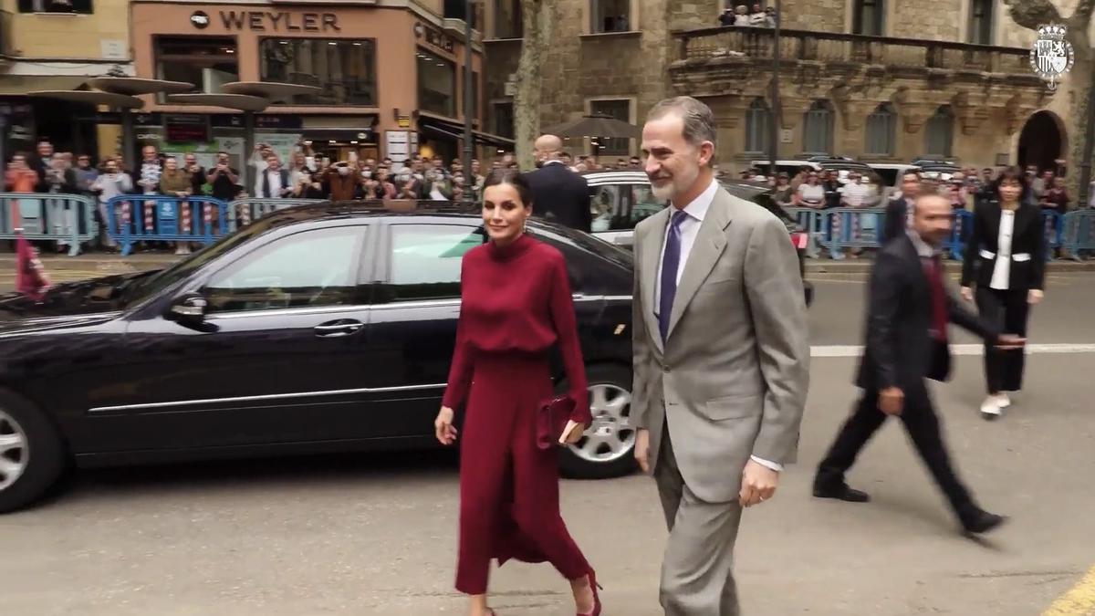 La Reina Letizia deslumbra con un vestido rojo en Mallorca