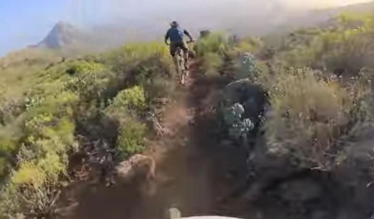 Captura del vídeo por el que tres ciclistas profesionales de montaña han sido sancionados con 3.300 euros cada uno en Tenerife.