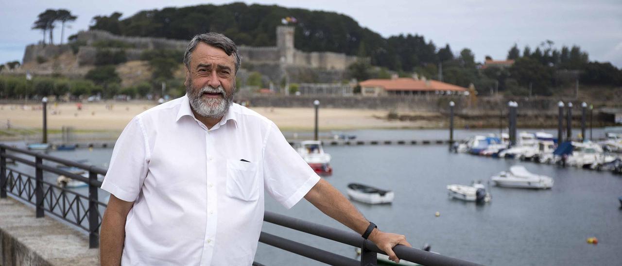 El periodista Pedro García Cuartango, en Baiona, donde veranea cada año