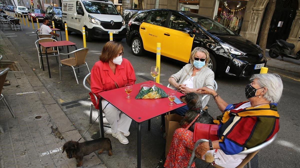 Unas amigas toman un aperitivo en el Bar Chipen de la calle Santaló 50, en su nueva terraza