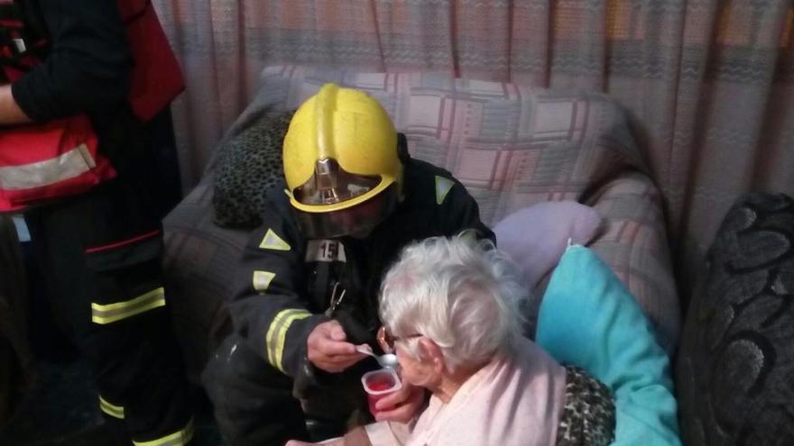 Mujer atendida por los bomberos de Málaga.