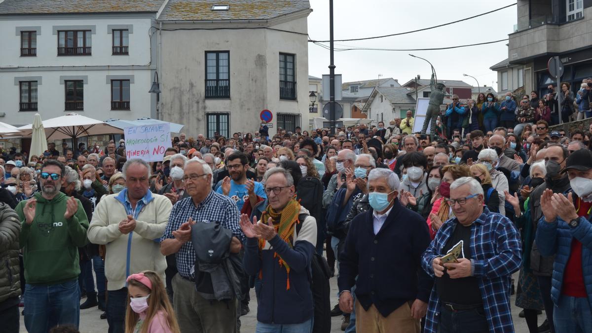 A concentration against the gold mine.