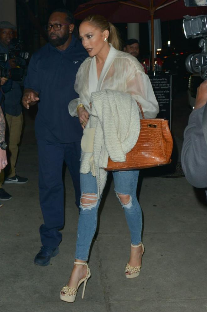 Jennifer López con jeans y blusa transparente