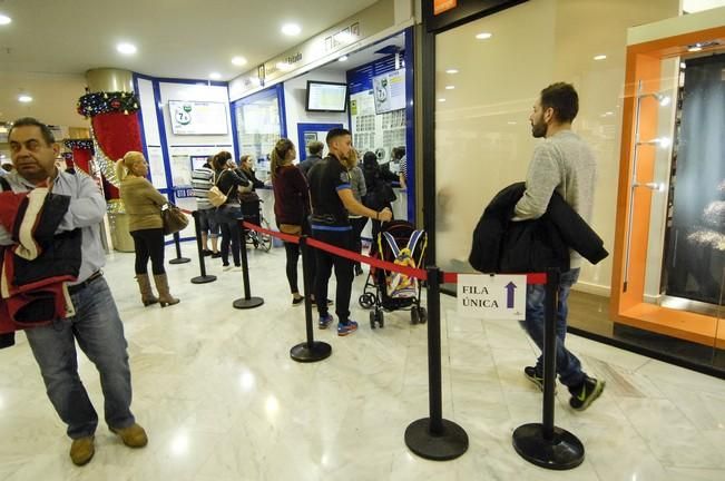 CENTRO COMERCIAL LAS ARENAS LAS PALMAS DE GRAN CANARIA 20-12-16  Fotos de clientes haciendo cola en administraciones de loteria para reportaje del sorteo de Navidad.  FOTOS: JUAN CASTRO