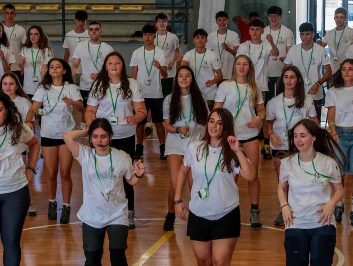 La Ruta Quetzal se inició con un baile en el pabellón municipal de Vilanova. | IÑAKI ABELLA