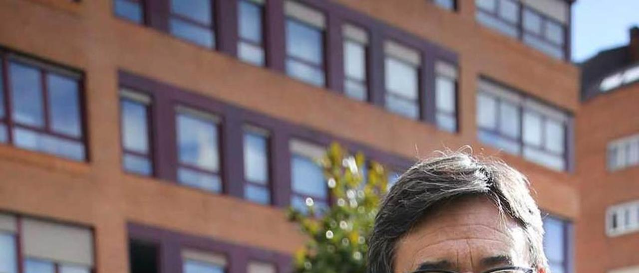 Roberto Sánchez Ramos, ayer, junto a los leones de la plaza de Castilla forjados en la desaparecida Fábrica de Armas de la Vega.