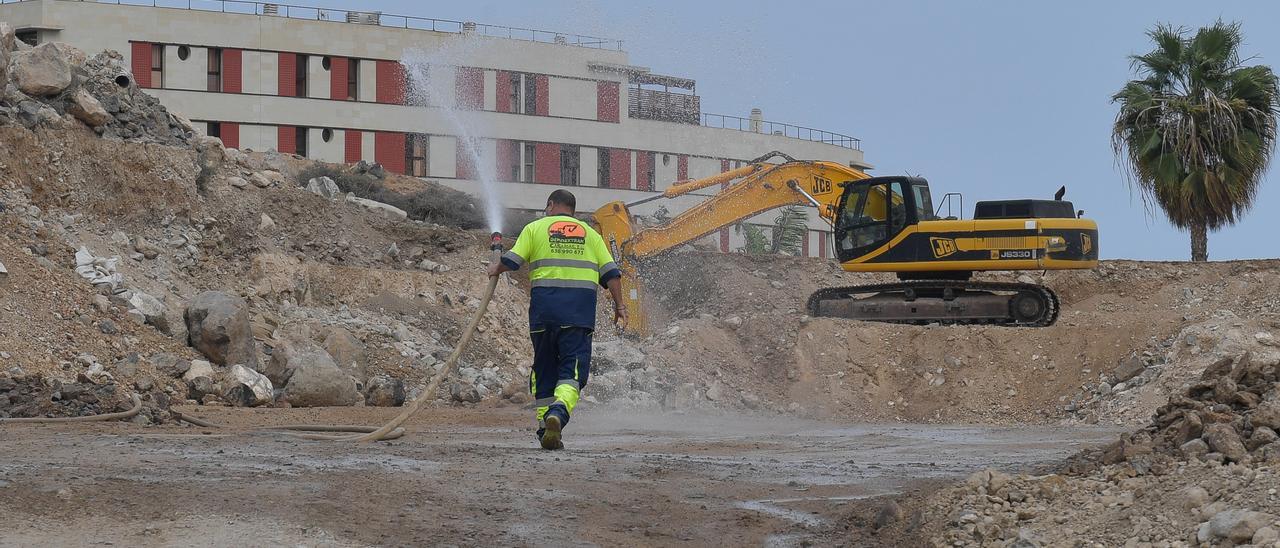 Solar en el que están construyendo una iglesia y un colegio evangélicos.