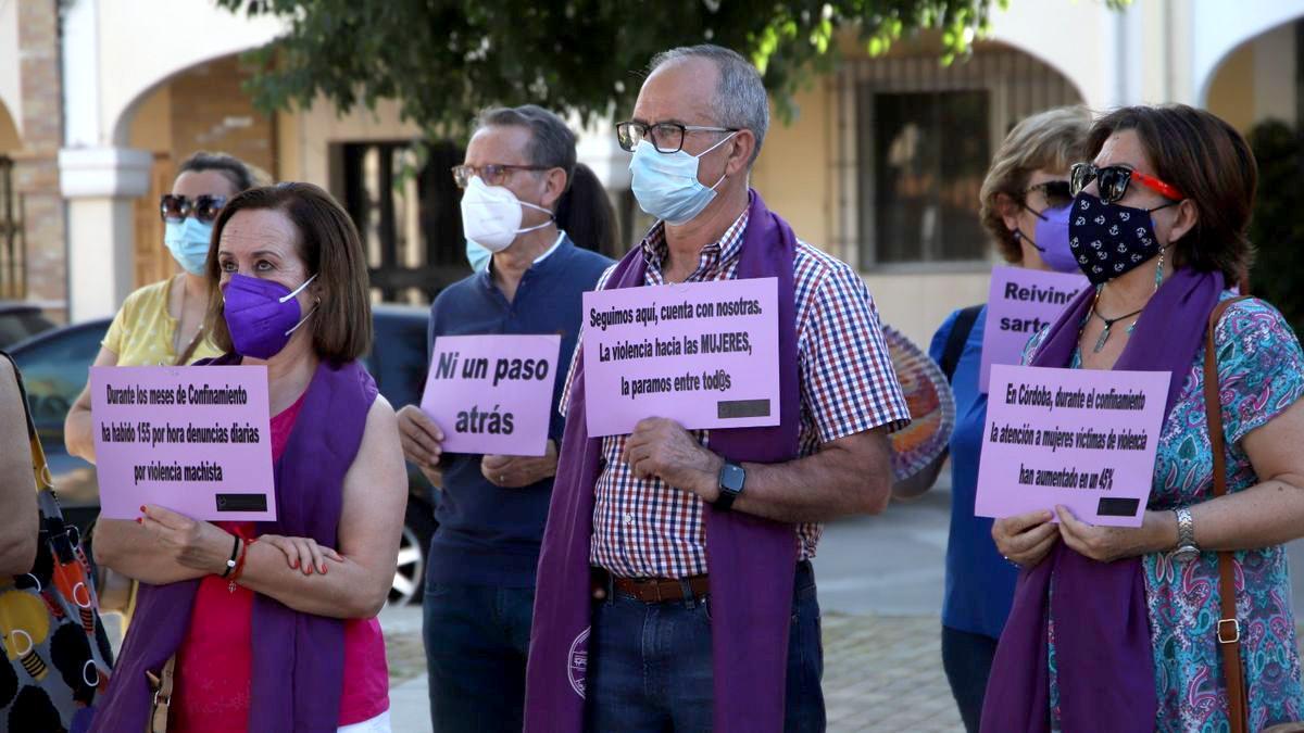 Concentración contra la violencia a la mujeres en Villarrubia, tras una semana negra para el país.