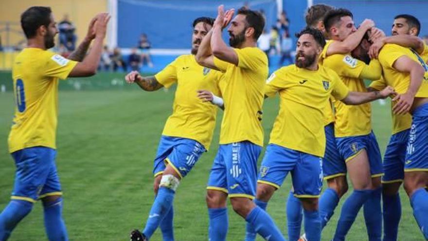Los jugadores del Orihuela celebran el gol que supuso el empate definitivo.