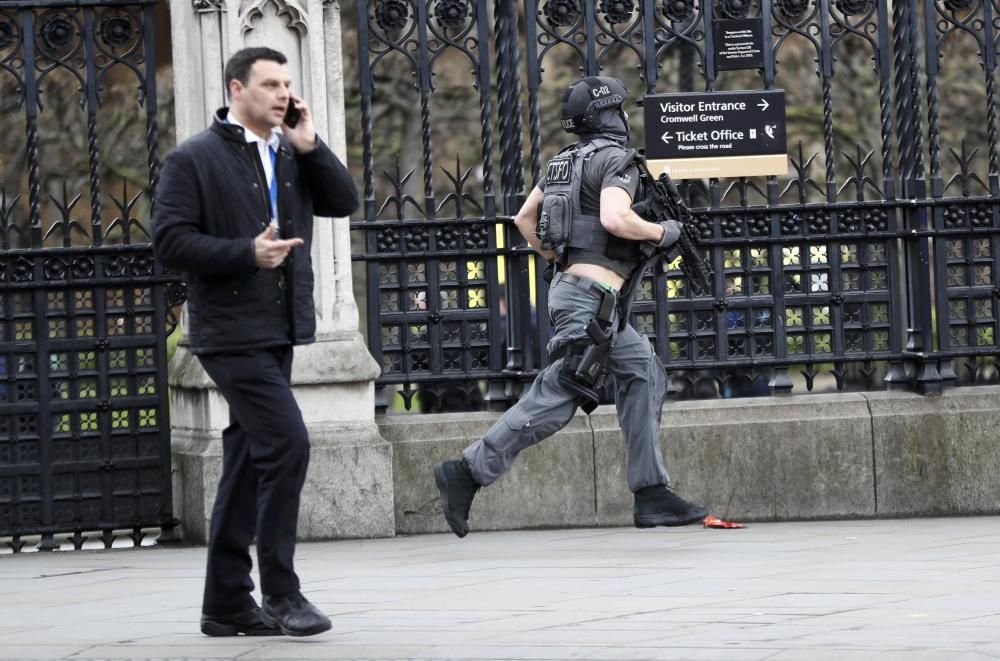 Tiroteig i apunyalament davant el Parlament britànic