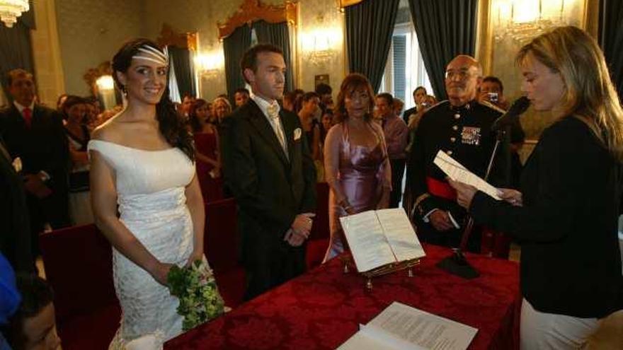 La alcaldesa oficiando una boda en imagen de archivo