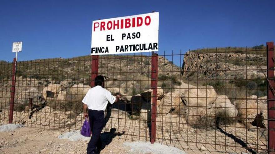 El camino de tierra ha quedado definitivamente cortado con la colocación de esta valla y el cartel de prohibido el paso.