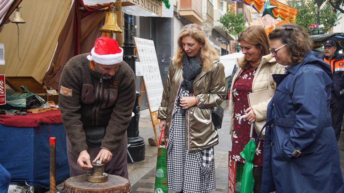 La alcaldesa de Castelló, Amparo Marco, en la inauguración del mercadillo de Navidad, este jueves.